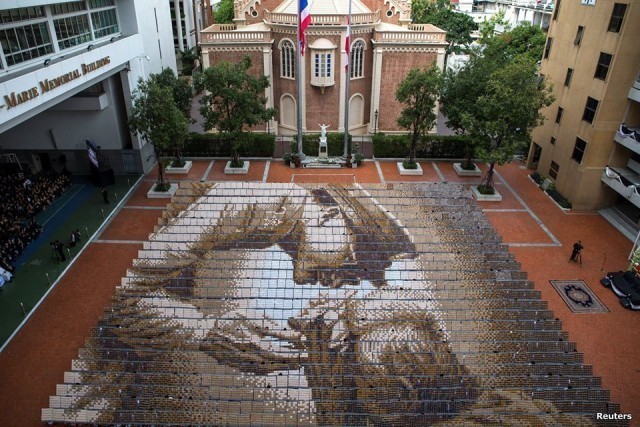 สุดยอด! คณะนร.อัสสัมชัญกว่า 1,000 คน แปรอักษรภาพพระบรมสาทิสลักษณ์พระบาทสมเด็จพระปรมินทรมหาภูมิพลอดุลยเดช