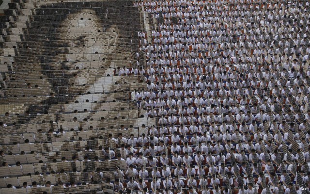 สุดยอด! คณะนร.อัสสัมชัญกว่า 1,000 คน แปรอักษรภาพพระบรมสาทิสลักษณ์พระบาทสมเด็จพระปรมินทรมหาภูมิพลอดุลยเดช