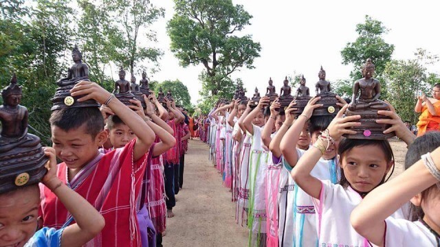 พลังชาวกะเหรี่ยง เดินข้ามดอยรับพระพุทธรูปมาแสดงความเป็นชาวพุทธ