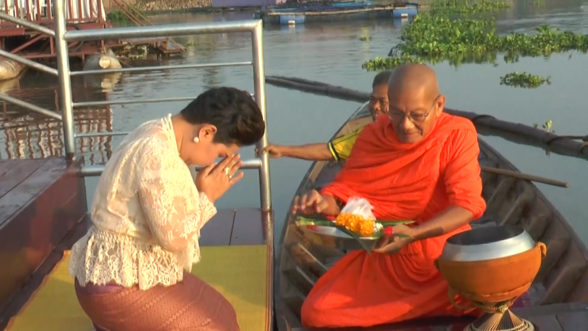 ชาวอุทัยฯ ร่วมใจแต่งชุดไทยย้อนยุคทำบุญตักบาตรทางน้ำ วันลอยกระทง