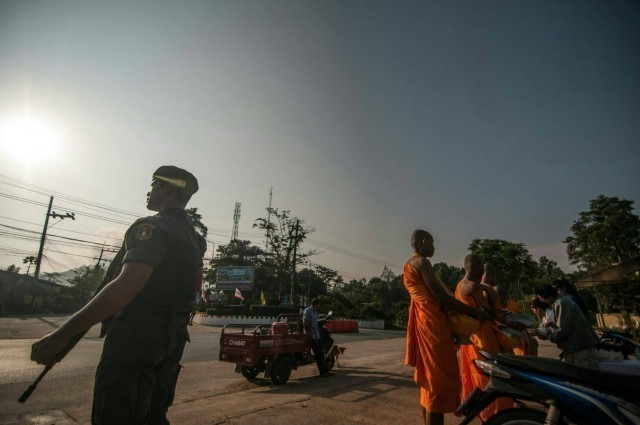 บิณฑบาตกลางดงกระสุน ชีวิตจริงพระภาคใต้ !!