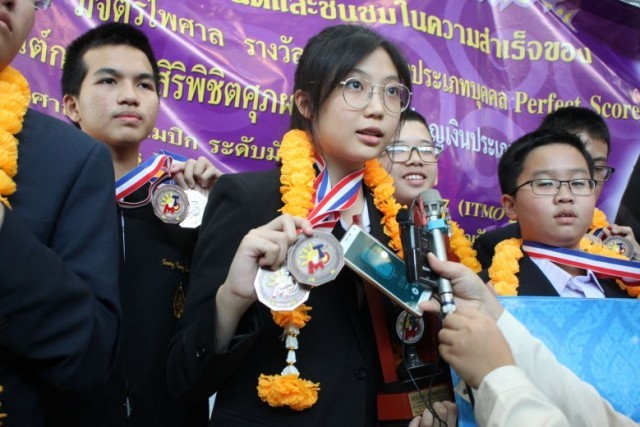นักเรียนไทยแข่งคณิตศาสตร์โอลิมปิกที่สาธารณรัฐฟิลิปปินส์ กวาด 53 เหรียญ กลับถึงไทยแล้ว !!