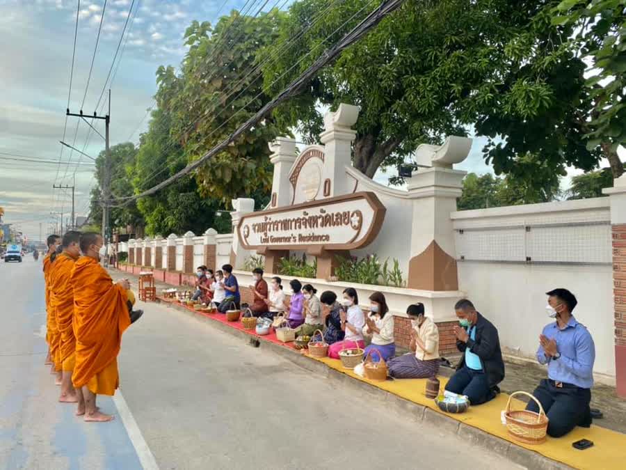 ผู้ว่าฯ เลย นำพุทธศาสนิกชนทำบุญตักบาตรตามโครงการทำบุญตักบาตรทุกเช้าวันพุธ