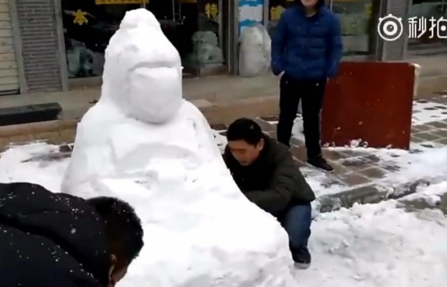 ช่างจีน สร้างหิมะให้กลายเป็นรูปพระโพธิสัตว์