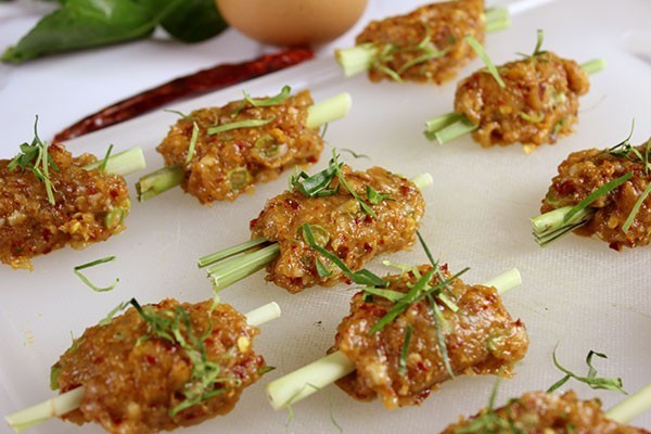 "ทอดมันไก่พันตะไคร้" เมนูเด็ดรสแซ่บหอมเครื่องพริกแกง