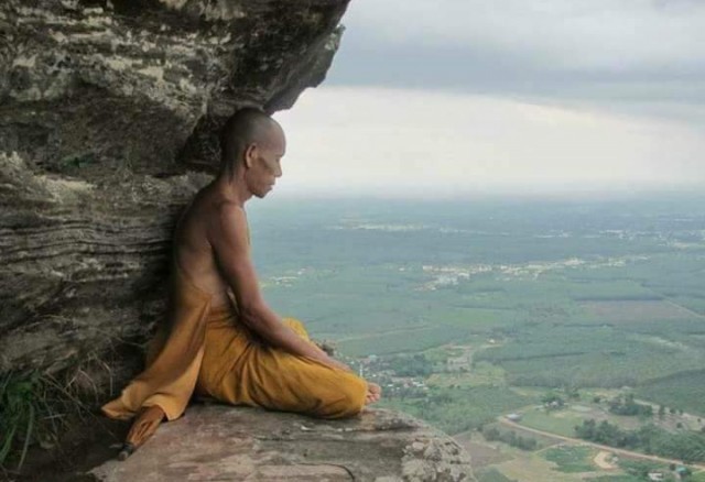 “หลวงปู่สุพิศ กันตจาโร” ละสังขารแล้ว ที่ก้อนหินใหญ่บนยอดเขา ใครที่ทราบประวัติถึงกับขนลุก