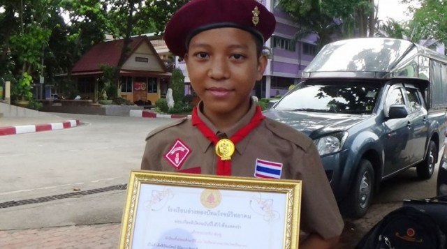 ผอ.โรงเรียนมอบเกียรติบัตรให้ด.ช.เก็บธงชาติ บอกทำดี ไม่ต้องหวังผลตอบแทน