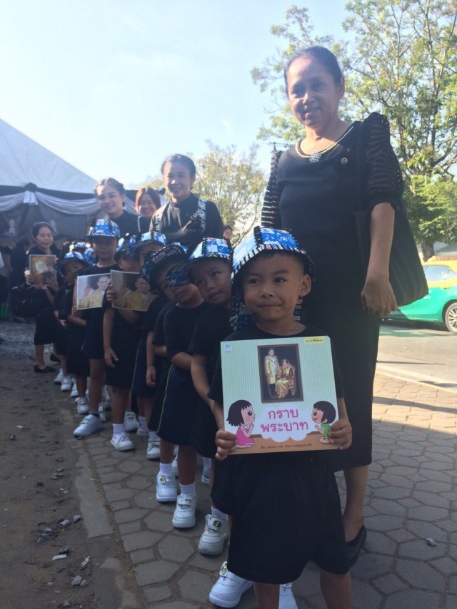 ทึ่ง! หนูน้อยเตรียมอนุบาล วัย 2 ขวบ แจกโบว์สีดำให้แก่ปชช.ที่มาสักการะพระบรมศพ