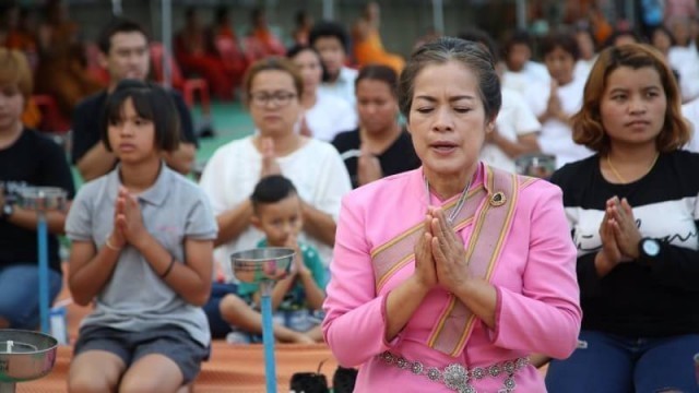 ชาวพุทธเมืองเลยจัดบรรพชาสามเณรและจุดโคมประทีปถวายเป็นพุทธบูชา