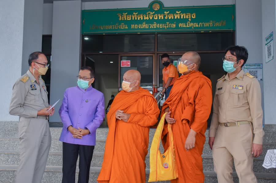 คณะสงฆ์จังหวัดพัทลุง มอบเงิน ช่วยเหลือประชาชนจากสถานการณ์โควิด-19