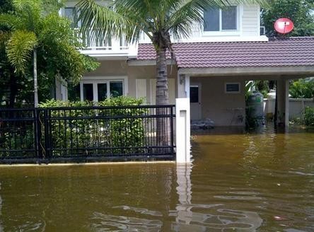 อยู่ในบ้านอย่างไรให้ปลอดภัยเมื่อน้ำท่วมฉับพลัน