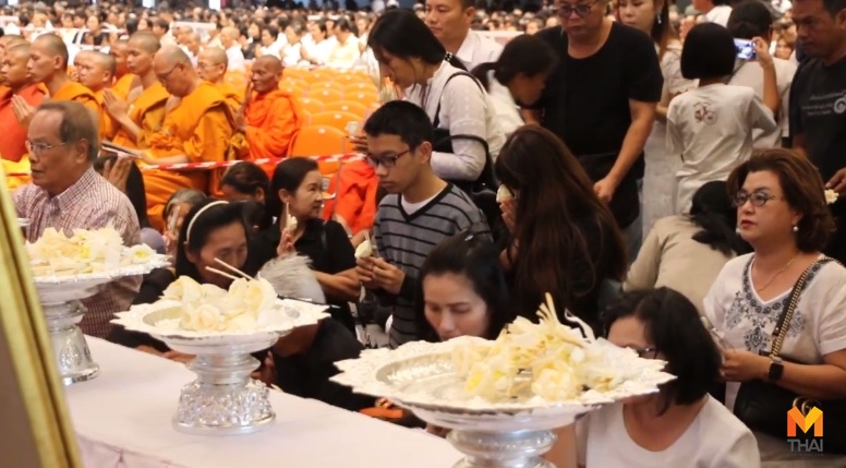 เข้ากราบสรีระหลวงพ่อคูณ  ไม่จำเป็นต้องขาว-ดำ