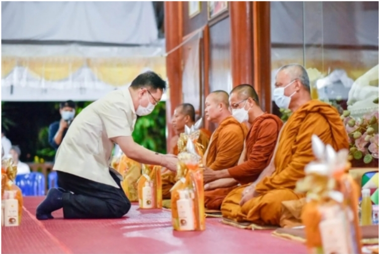 "มข."ทอดถวายผ้าพระกฐิน หลวงพ่อทองปาน จารุวัณโณ เจ้าอาวาสวัดป่าภูตะคาม