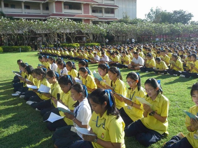 ชมภาพนักเรียน 7 โรงเรียน ทั่วประเทศ พร้อมใจสวดมนต์ บทธัมมจักกัปปวัตตนสูตร