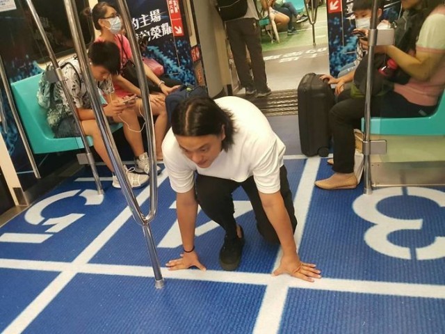 ไต้หวันเซอร์ไพร้ส์ผู้โดยสาร เปลี่ยน “รถไฟใต้ดิน” ให้เป็นสนามกีฬา