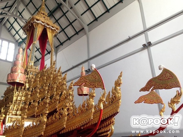 ชมภาพ พระมหาพิชัยราชรถ ที่ใช้ในการอัญเชิญพระโกศพระบรมศพ ร.9