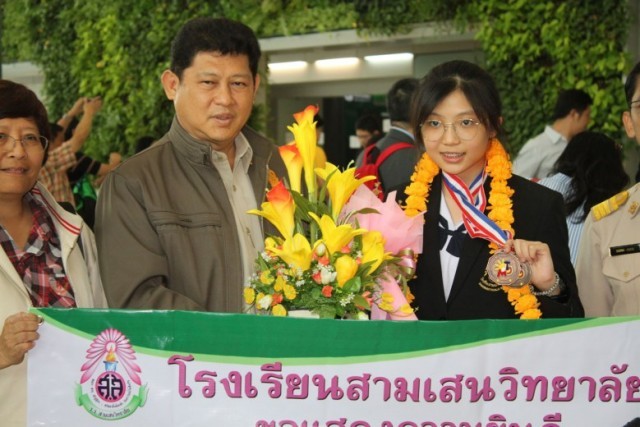 นักเรียนไทยแข่งคณิตศาสตร์โอลิมปิกที่สาธารณรัฐฟิลิปปินส์ กวาด 53 เหรียญ กลับถึงไทยแล้ว !!