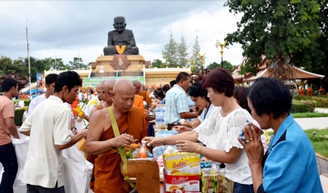 วัดห้วยมงคล อ.หัวหิน จัดพิธีทำบุญตักบาตรแด่พระสงฆ์ 500 รูป