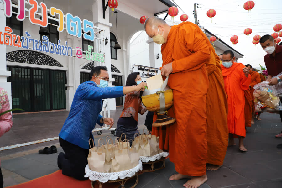 ผู้ว่าฯ ยโสธร นำผู้ร่วมประกวดมิสแกรนด์ ใส่บาตรทุกวันศุกร์