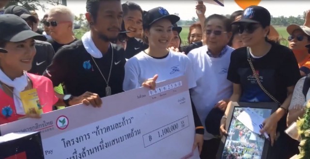 "ตูน" น้ำตาซึม ตระกูลคงมาลัย -ชาวสุพรรณฯ มารอต้อนรับ วิ่งสู่บ้านเกิดอย่างอบอุ่น