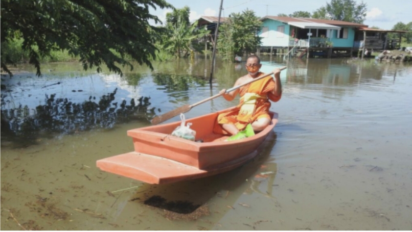 น้ำเริ่มเอ่อท่วมบ้านชาวสุโขทัย รองผู้ว่าฯ พระสงฆ์ พายเรือแจกของช่วย ปชช.