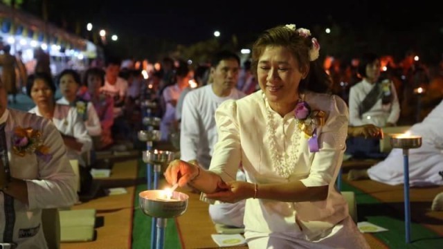 ชาวพุทธเมืองเลยจัดบรรพชาสามเณรและจุดโคมประทีปถวายเป็นพุทธบูชา