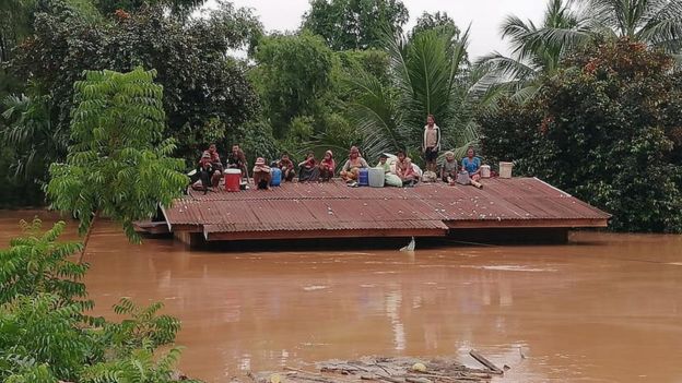 สภากาชาดไทย มอบเงินช่วยเหลือผู้ประสบอุทกภัยชาวลาว