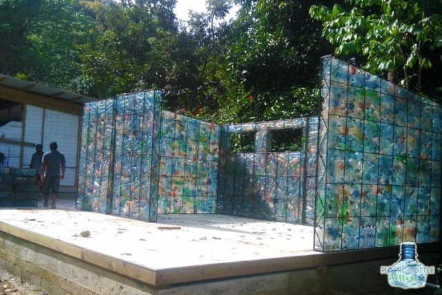 ชาวปานามานำ ‘ขวดพลาสติก’ ที่ใช้แล้ว มาสร้างเป็นบ้านทั้งหลัง แข็งแรงแถมเย็นสบาย …