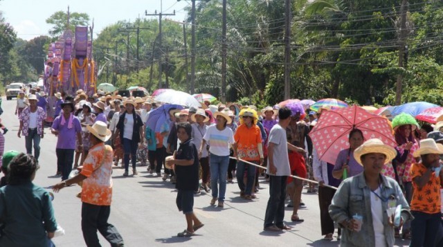 ท่าชนะ ปชช.แห่ร่วมประเพณีชักพระทางบก