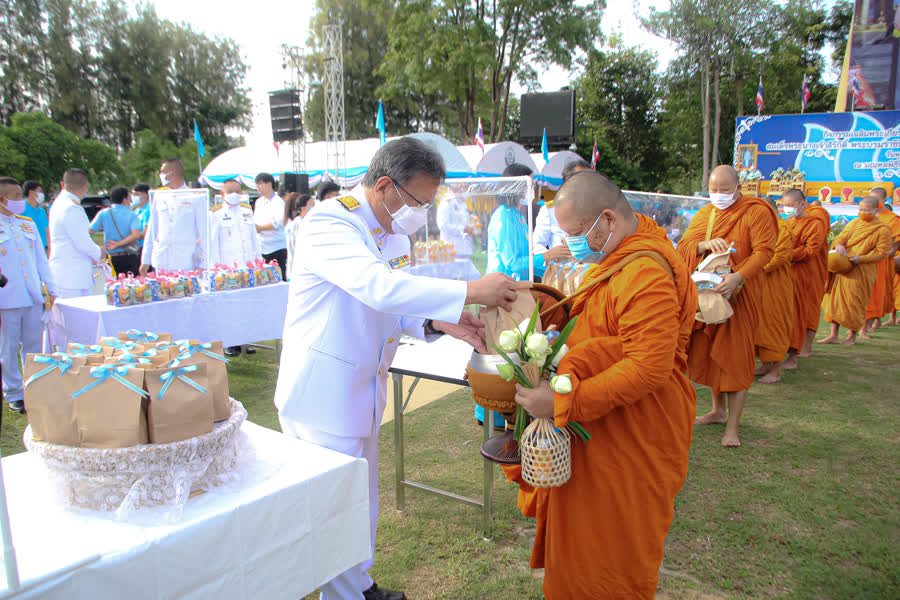 พสกนิกรชาวอุบลฯ ตักบาตรพระสงฆ์ เนื่องในโอกาสวันเฉลิมพระชนมพรรษา พระบรมราชชนนีพันปีหลวง