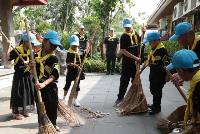 พระองค์เจ้าทีปังกรฯ เสด็จวัดประยูรฯ สนทนาธรรมกับพระพรหมบัณฑิต และทรงร่วมกิจกรรมจิตอาสา