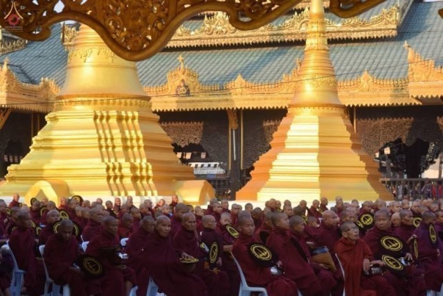 สาธุชนเนืองแน่น!!!ครั้งแรกในประวัติศาสตร์..ตักบาตรพระ 3,000 รูป เมืองเมียวดี