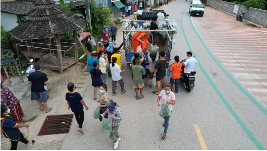 พระจัดให้ “รถพุ่มพวงพบโชค” แจกผักสดข้าวไข่ไก่ช่วยช่วงโควิด