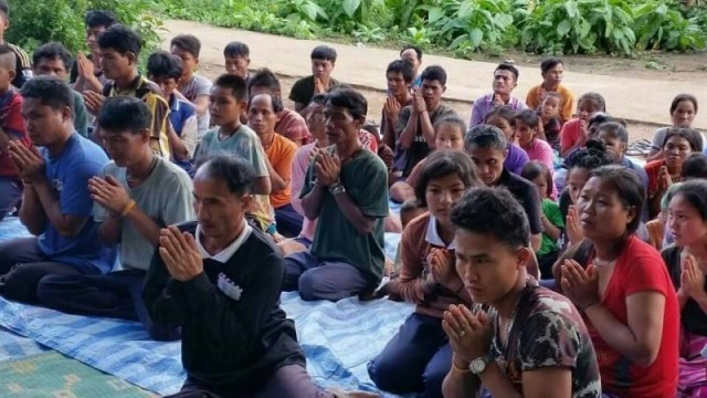 พุทธศาสนิกชนชาวเขากว่า 25 ครอบครัว เดินทางนิมนต์พระนำสวดมนต์-ปฏิบัติธรรมที่หมู่บ้าน