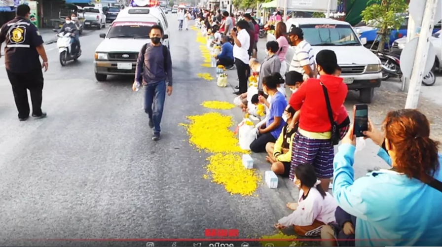 ศรัทธาชน โปรยดอกดาวเรืองตามทาง รอ "หลวงตาบุญชื่น" จาริกธุดงค์ผ่าน