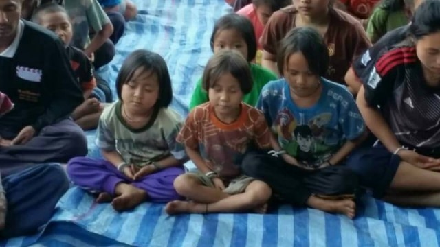 พุทธศาสนิกชนชาวเขากว่า 25 ครอบครัว เดินทางนิมนต์พระนำสวดมนต์-ปฏิบัติธรรมที่หมู่บ้าน