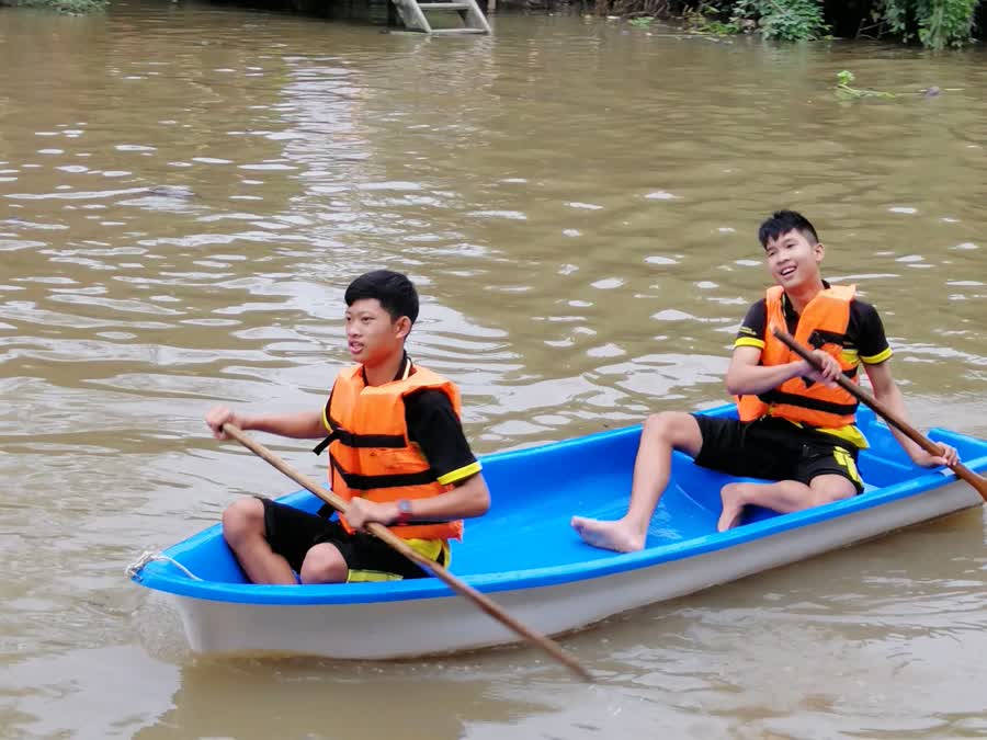 ผู้ว่าฯ สมุทรสงคราม เปิดการแข่งขันเรือพายพื้นบ้านสืบสานงานประเพณีลอยกระทง