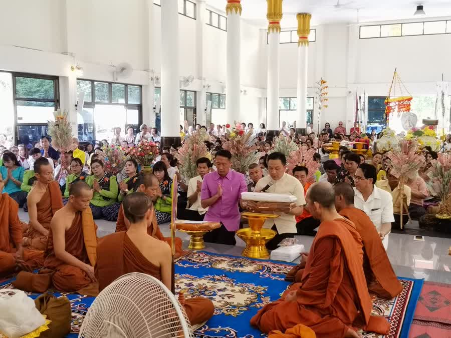 พ่อเมืองอุดรธานี นำชาวบ้านทอดกฐินสามัคคี สร้างกุฏิสงฆ์อาพาธปลอดเชื้อ