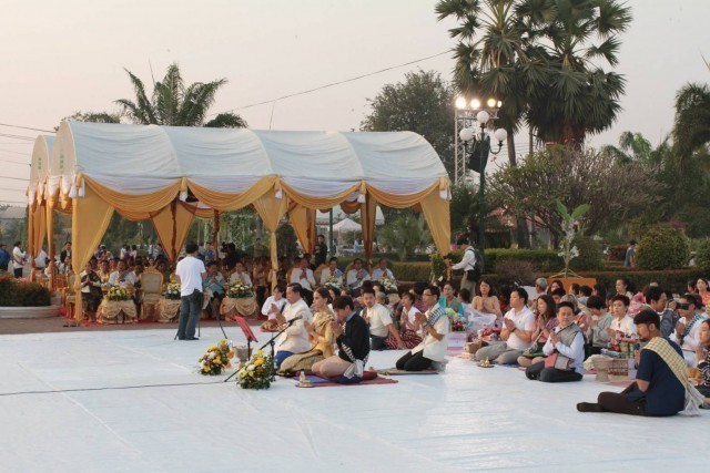 "โน้ตอุดม"ชวน"มาช่า"ทำบุญตักบาตรพระธาตุหลวงเมืองลาวปีที่ 3