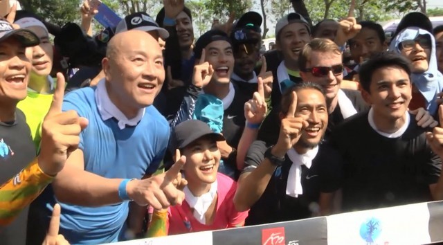 "ตูน" น้ำตาซึม ตระกูลคงมาลัย -ชาวสุพรรณฯ มารอต้อนรับ วิ่งสู่บ้านเกิดอย่างอบอุ่น