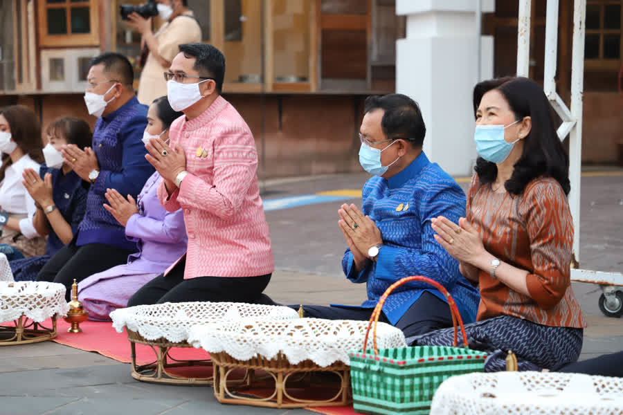 ผู้ว่าฯ ยโสธร นำผู้ร่วมประกวดมิสแกรนด์ ใส่บาตรทุกวันศุกร์