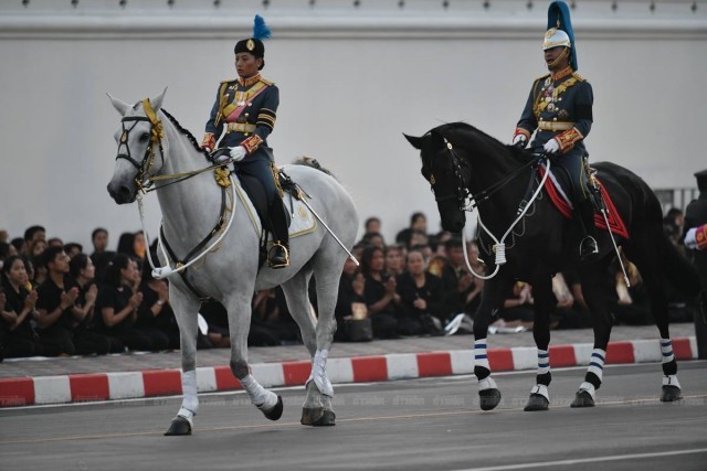 พันโทหญิง “พระองค์เจ้าสิริวัณณวรี” ทรงม้านำขบวนอัญเชิญพระบรมราชสรีรางคาร