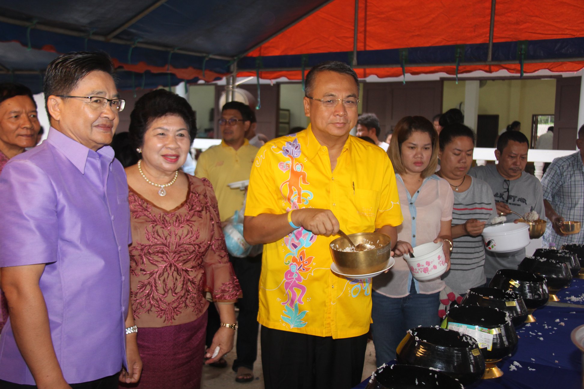 พ่อเมืองสุราษฯ นำข้าราชการ ประชาชน ร่วมงาน"บุญประเพณีเทศกาลสารทไทย ทำบุญรับตายาย"
