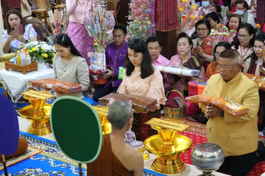 กรมประชาสัมพันธ์ ทอดกฐินสามัคคีเพื่อสร้างฐานพระเจ้ามหาจักรพรรดิ จ.อุบลราชธานี