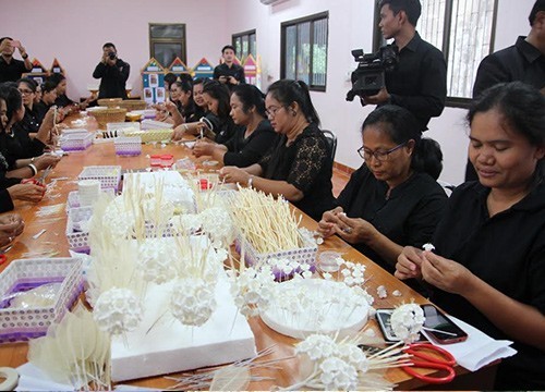 ชาวสุรินทร์ ประดิษฐ์ดอกไม้จันทน์ดอกกันเกรา ทำจากรังไหมสีขาว 7 ช่อ ช่อละ 9 ดอกแทน 17 อำเภอ