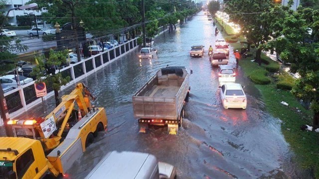 วิกฤติหนัก แยกรัชดา-ลาดพร้าว ฝนถล่มน้ำท่วมแนะเลี่ยงเส้นทาง