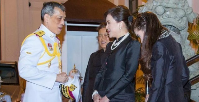 รอยัลเวิล์ดเผยภาพพระบรมวงศานุวงศ์ 4 พระองค์พร้อมหน้า พระราชพิธีพระบรมศพ พระเจ้าอยู่หัวในพระบรมโกศ