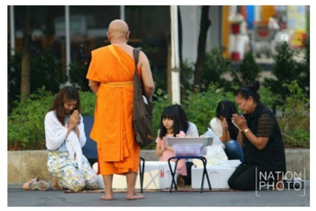จริงหรือ! ที่ว่าวัดพระธรรมกายสอนให้ทำบุญนหมดตัว