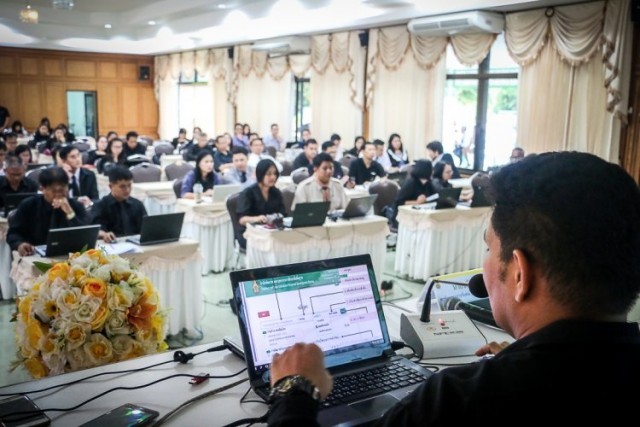 เผย! บทความพิเศษ.. กรณีคูปองพัฒนาครูหัวละ 10,000 เพื่อใคร..??