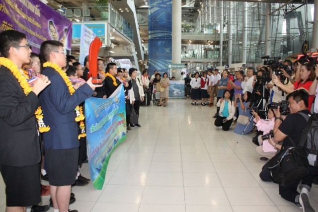นักเรียนไทยแข่งคณิตศาสตร์โอลิมปิกที่สาธารณรัฐฟิลิปปินส์ กวาด 53 เหรียญ กลับถึงไทยแล้ว !!